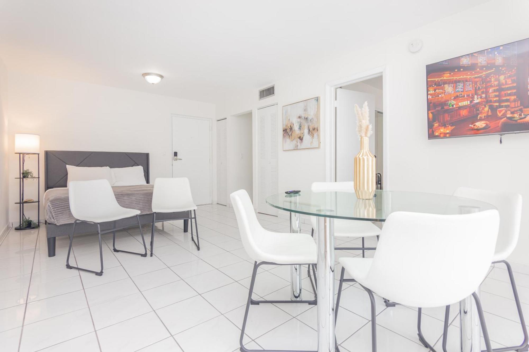 One Bedroom - With Parking & Balcony - Heart Of Wynwood